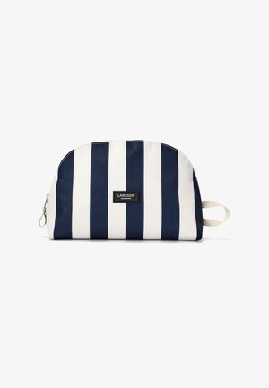 Tengerészkék és fehér, függőlegesen csíkozott toalett táska cipzárral és oldalsó karikával, elöl "Larkson Hamburg" felirattal.