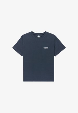 Camiseta de manga corta azul marino con "ELEMENT CO. SINCE 1992" impreso en blanco en el lado izquierdo del pecho.