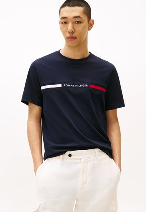 Tommy Hilfiger, HILFIGER CHEST INSERT TEE - Tričko s potlačou - desert sky