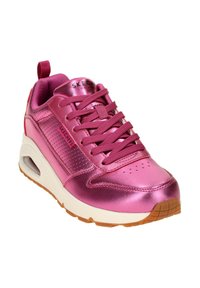Zapatilla metálica rosa con cordones, detalles perforados, cuello acolchado y suela acolchada. Cuenta con una suela de goma y el logo de la marca en la lengüeta.