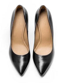 Paire de chaussures à talons hauts pour femmes en cuir noir à bout pointu avec des semelles intérieures beige et le nom de la marque "Kazar" visible à l'intérieur.