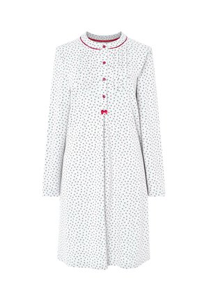 Vestido blanco de manga larga con pequeño estampado floral, cierre frontal de botones, pliegues y acentos rojos alrededor del cuello y los botones. Textura de tela suave.