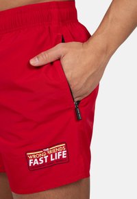 Wrong Friends FAST LIFE - Shorts da mare - rood