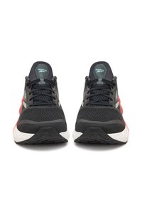 Pár čiernych a červených bežeckých topánok Reebok z pohľadu spredu, s vrchnou časťou z nylonu, čiernymi šnúrkami a bielymi polstrovanými podrážkami.