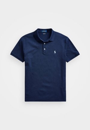 Granatowa koszulka polo z krótkim rękawem, kołnierzykiem, plisą na dwa guziki i małym białym haftowanym logo na lewej piersi.