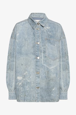 Ελαφρώς γαλάζιο πουκάμισο-μπουφάν από τζην ύφασμα με μυτερό γιακά, εμπρόσθιο κούμπωμα με κουμπιά, μία τσέπη στο στήθος και ελαφρώς φαρδιά εφαρμογή.