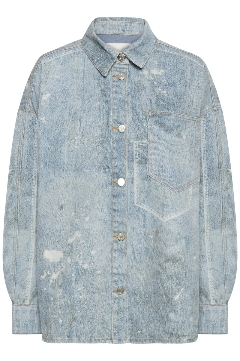 Veste en denim bleu clair avec col pointu, fermeture à boutons sur le devant, une poche poitrine unique, et une coupe légèrement oversize.