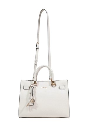 Witte rechthoekige handtas met gevlochten handvatten, verstelbare schouderriem, gouden accenten en decoratieve kwast met logo-hanger.