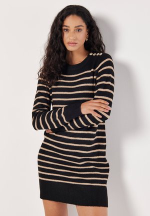 Schwarz-beige gestreiftes Strickkleid mit Rundhalsausschnitt und drei dekorativen Knöpfen an der Schulter. Rippstrickbündchen und strukturierter Saum.