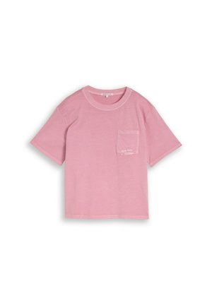 Pinkes T-Shirt mit kurzen Ärmeln und Rundhalsausschnitt, mit einer kleinen Vorderseite-Tasche auf der linken Seite, die dezenten weißen Text enthält.