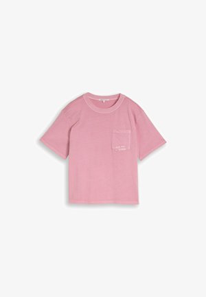 Pinkes T-Shirt mit kurzen Ärmeln und Rundhalsausschnitt, mit einer kleinen Vorderseite-Tasche auf der linken Seite, die dezenten weißen Text enthält.