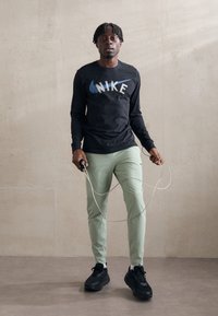Nike Performance TEE - Hosszú ujjú felső - black