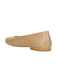 Scarpa flat nuda con punta arrotondata, esterno in pelle liscia e suola bassa. Caratterizzata da un design minimalista e semplici dettagli di cucitura.