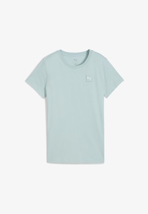 Lyseblå kortærmet T-shirt lavet af blødt bomuld; har et lille hvidt logo på venstre bryst. Rund halsudskæring.