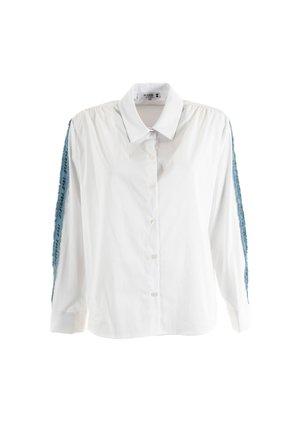 Camicia bianca a maniche lunghe con colletto strutturato, caratterizzata da accenti blu testurizzati lungo le maniche e chiusura con bottoni frontale.