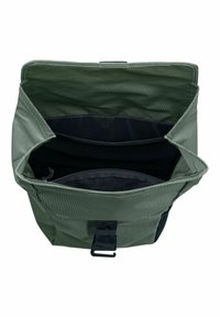 Sac à dos en tissu vert avec un intérieur noir, comprenant un grand compartiment principal, des poches intérieures et un système de fermeture à crochets à l'avant.