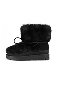 Schwarze Knöchelschuh mit Kunstfell, strukturierten Oberfläche, flacher Gummisohle und runder Zehenform, mit einer gebundenen Schnürung.