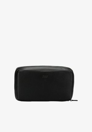 Pochette rectangulaire noire en cuir avec fermeture éclair et logo de la marque discrètement embossé au centre de la surface avant.