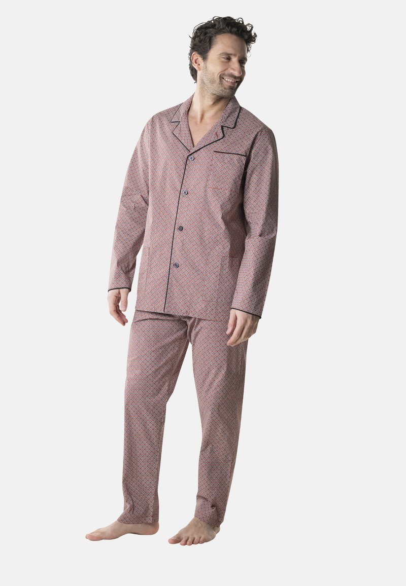 Ensemble de pyjama pour hommes avec un motif rouge et bleu, comprenant une chemise à boutons et un pantalon avec cordon de serrage, souligné par des finitions noires.
