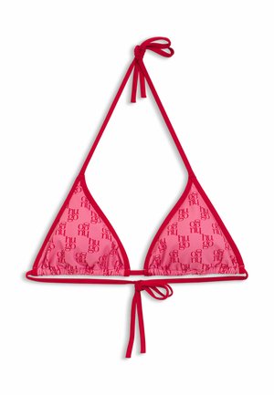 Różowo-czerwony trójkątny top od bikini z wzorem logo "Hugo" i wiązanymi paskami na szyi i plecach na białym tle.