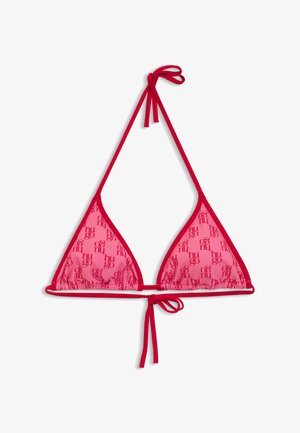 Różowo-czerwony trójkątny top od bikini z wzorem logo "Hugo" i wiązanymi paskami na szyi i plecach na białym tle.
