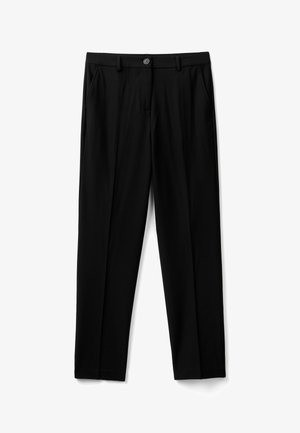 Pantalones de vestir negros hechos de tejido suave, con un diseño de pierna recta, bolsillos frontales y cierre de botón con un sutil detalle de logo.