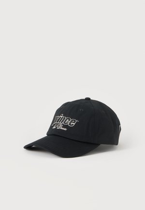 Casquette de baseball noire avec visière incurvée et texte brodé blanc « Prince de Deux » sur le panneau avant, présentée sur un fond uni.