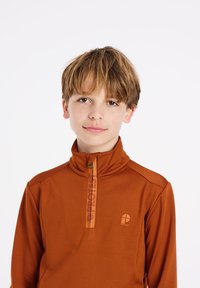 Oranje half-zip pullover van zachte stof met een hoge kraag, voorzien van een logo op de borst en een gestructureerde ritstrekker.