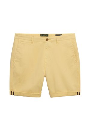Gelbe Baumwollshorts mit Fronttaschen, Knopfverschluss, Gürtelschlaufen und kleinem gestreiftem Detail an den umgeschlagenen Säumen.
