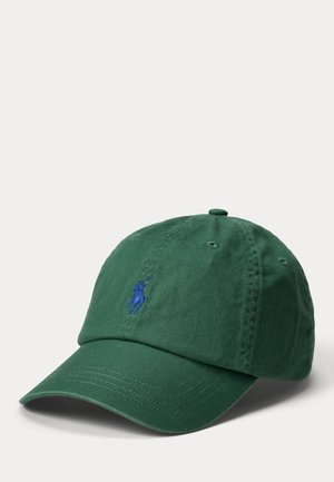 Zielona czapka baseballowa z niebieskim wyszywanym logo gracza polo z przodu, wykonana z miękkiego materiału z przeszywanymi oczkami i zakrzywionym daszkiem.