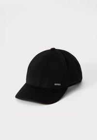 Svart caps laget av mykt, teksturert stoff med en buet visir, med en subtil "BOSS" logo foran. Klassisk seks-panel design.