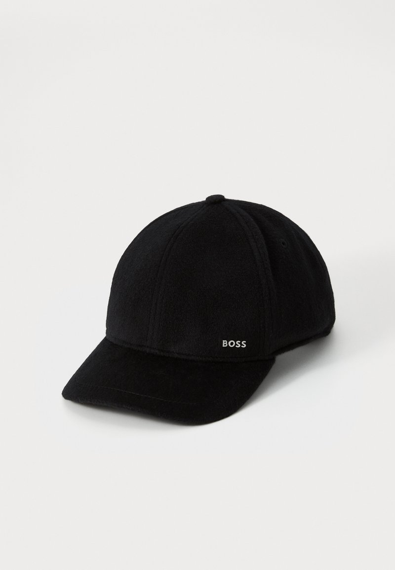 Svart caps laget av mykt, teksturert stoff med en buet visir, med en subtil "BOSS" logo foran. Klassisk seks-panel design.