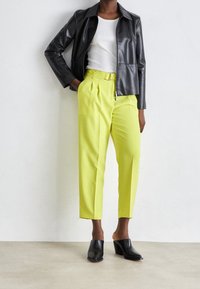 BOSS Tygbyxor - yellow