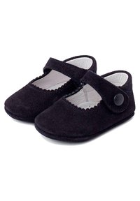 Scarpe Mary Jane in suede nero con bordo scallopato, cinturino regolabile e dettaglio a bottone rotondo. Interno morbido per garantire comfort.
