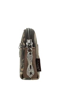 Neceser compacto con diseño de camouflage, que cuenta con una base de cuero marrón texturizado, herrajes de metal y un charm decorativo.