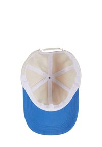 Cappellino da baseball con visiera blu e corona bianca. Presenta una forma strutturata, materiale di cotone e sei occhietti di ventilazione.