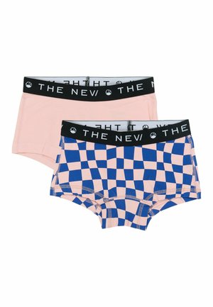 Două perechi de pantaloni scurți pentru băieți: una într-o nuanță roz deschis, cealaltă cu model în carouri albastre și roz. Ambele au o talie elastică neagră cu logo.