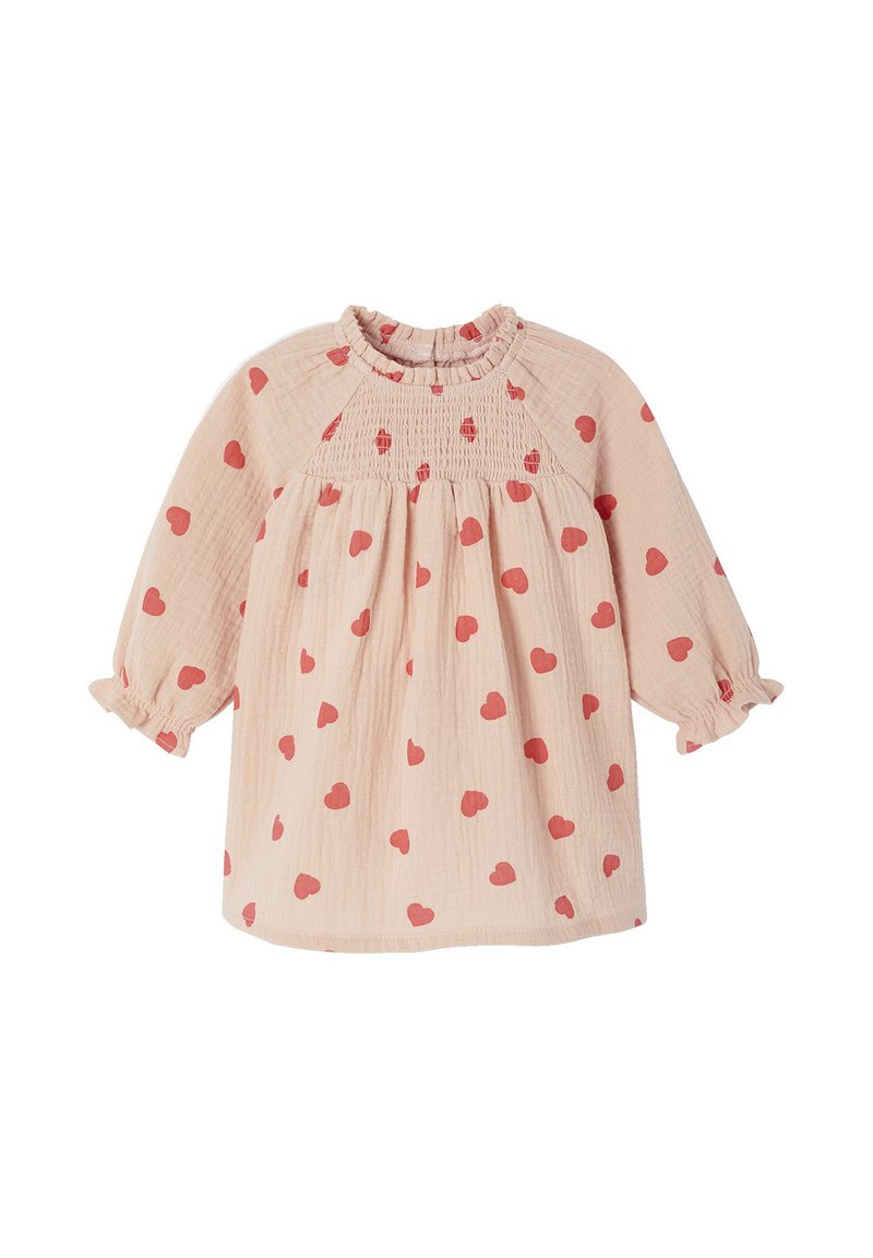 Pfirsichfarbene Bluse mit rotem Herzmuster, gerafftem Ausschnitt und 3/4-Ärmeln. Hergestellt aus leichtem Stoff mit strukturierter Oberfläche.
