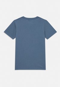 Korte mouwen t-shirt in effen blauw, gemaakt van zachte katoen, met een ronde hals en nette gestikte randen. Geen grafische elementen of patronen.
