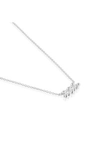 Collar de plata con una cadena delicada y un grupo horizontal de cuentas redondeadas en el centro, con un acabado pulido y reflectante.