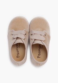 Scarpe in velluto beige con punta rotonda, caratterizzate da una texture morbida e lacci in cotone. Nome del marchio stampato visibile sulla soletta.