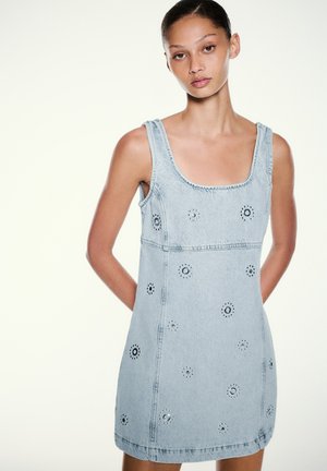 PULL&BEAR, SHORT DENIM WITH MIRRORED DETAILS - DRESS - Robe en jean - light-blue denim