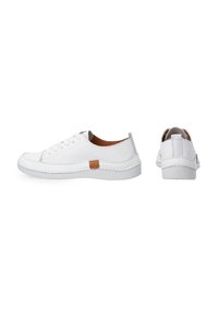 Hvide afslappede sneakers med en glat læderoverdel, rund tå, tan detaljer på siden og en tekstureret gummisål. Snørebåndsdesign.