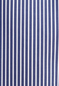 Marineblaue und weiße gestreifte Stoff mit gleichmäßig verteilten, vertikalen Streifen; glatte Textur und gewebtes Muster, das einen klassischen Look schafft.