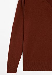 Maglione a collo a V, maniche lunghe, di un profondo bordeaux, realizzato in morbido tessuto a maglia con polsini e orlo a coste per un tocco di texture e rifinitura.