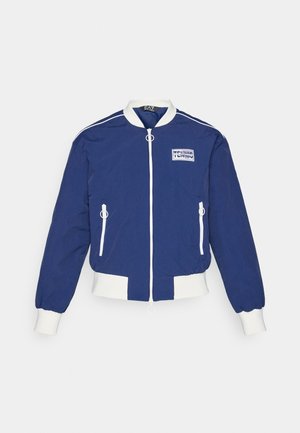 Ναυτική bomber jacket με λευκές λεπτομέρειες, διαθέτοντας μπροστινό φερμουάρ, δύο πλαϊνές τσέπες και ραμμένες μανσέτες και στρίφωμα. Περιλαμβάνει λογότυπο.