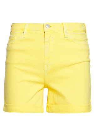 Short en jean jaune vif avec bouton à l'avant, passants pour ceinture, poches et ourlet roulé sur fond blanc.