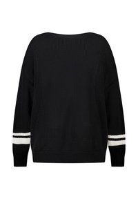 Zwarte gebreide trui met lange mouwen, voorzien van twee witte horizontale strepen nabij de manchetten, en een geribbelde zoom en halslijn.
