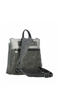 Mochila gris y negra con un acabado texturizado, acentos plateados, un asa superior y una correa ajustable, que cuenta con un bolsillo frontal con cremallera.