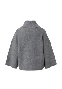 Pull en maille côtelée gris avec des manches larges et un col roulé replié, présenté de dos sur un fond blanc.